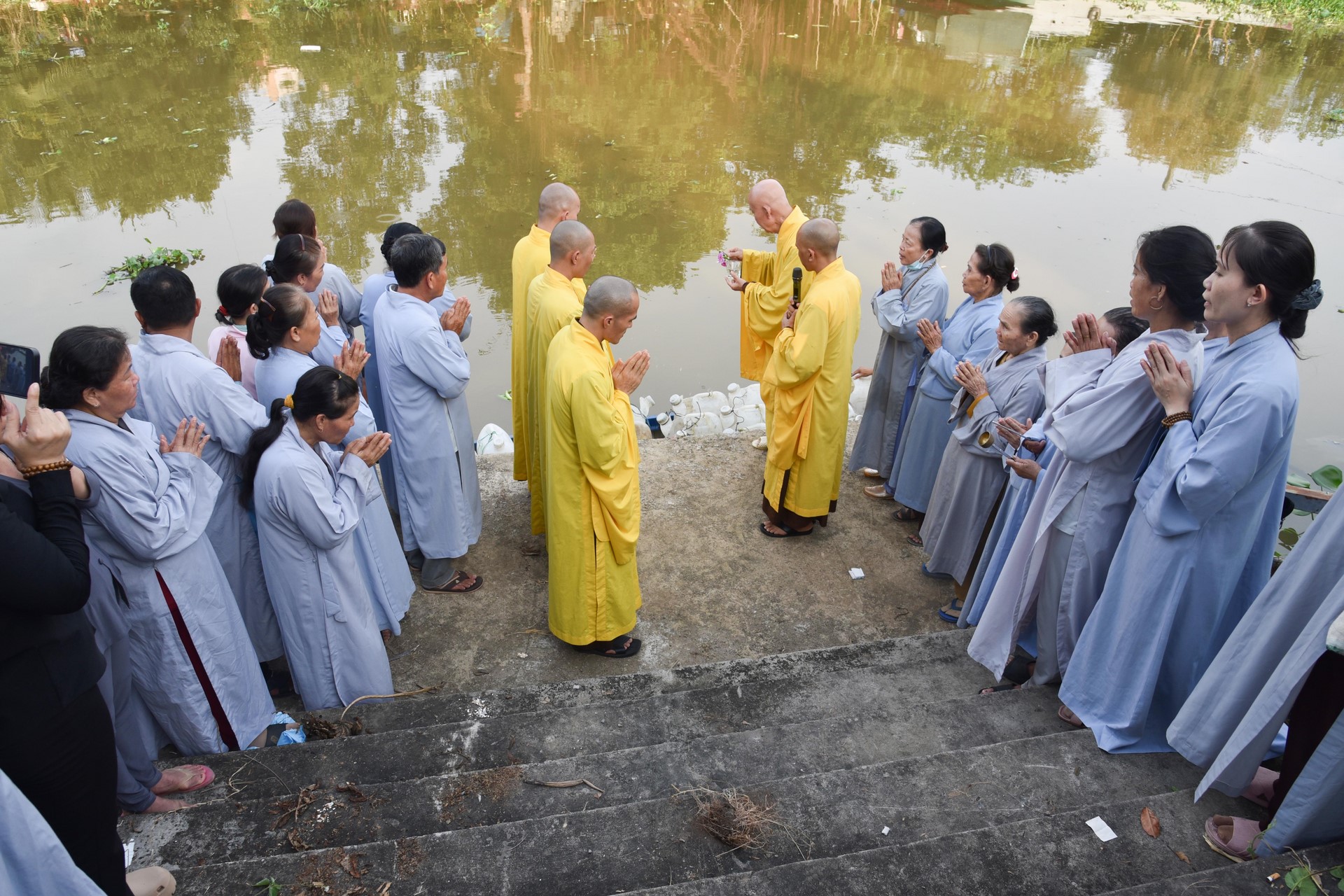 Chanting sutra, releasing creatures to pray for peace in Tan Thanh, Long An by the Charity Board